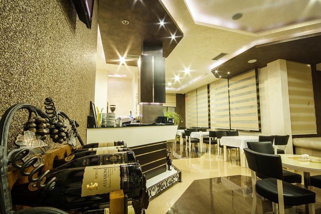 Hotel Oasis Podgorica Bagian luar foto