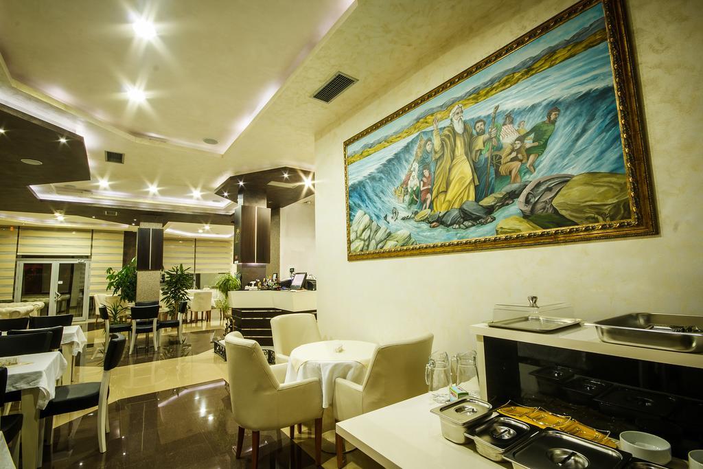 Hotel Oasis Podgorica Bagian luar foto
