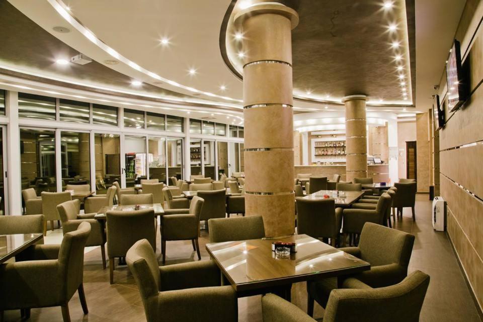 Hotel Oasis Podgorica Bagian luar foto
