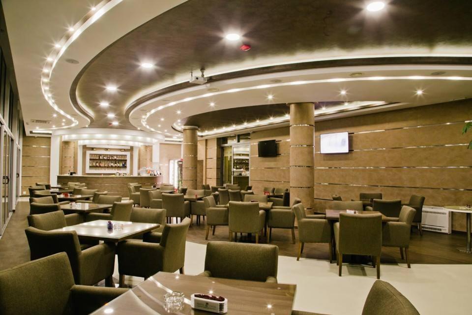 Hotel Oasis Podgorica Bagian luar foto