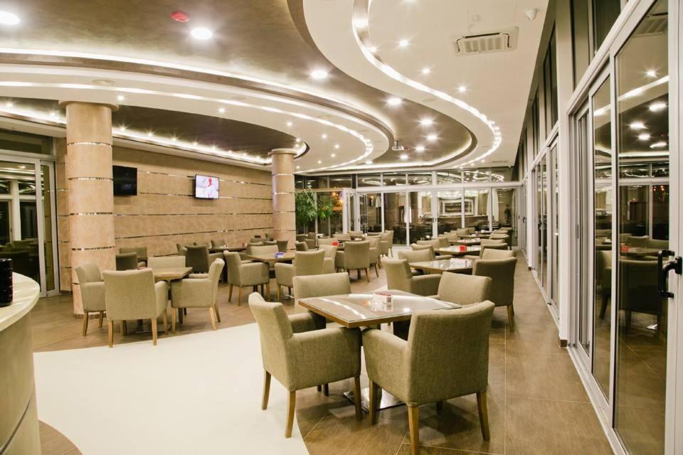 Hotel Oasis Podgorica Bagian luar foto