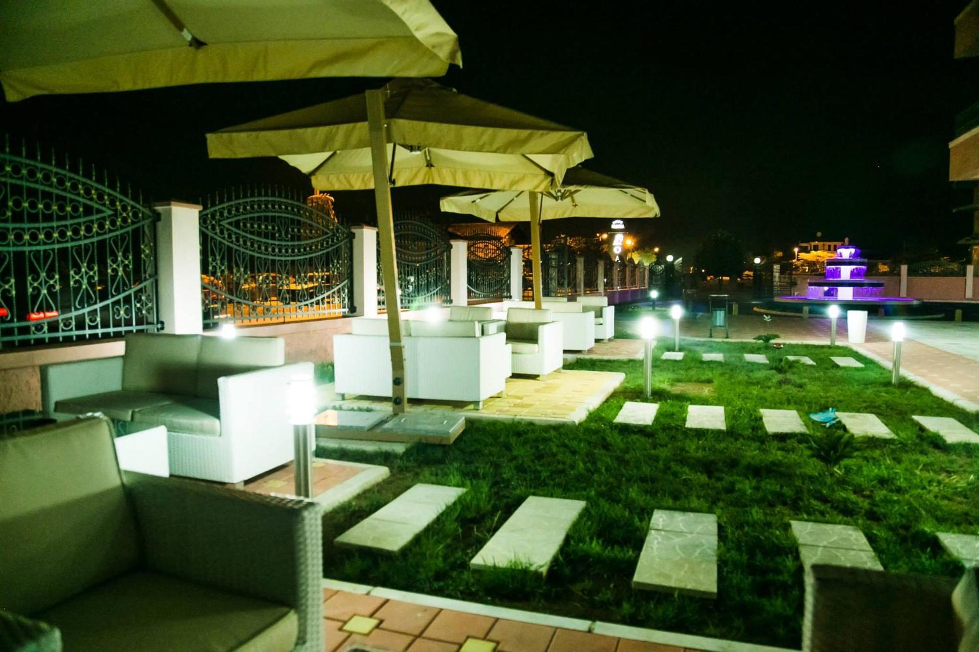 Hotel Oasis Podgorica Bagian luar foto
