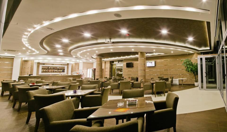 Hotel Oasis Podgorica Bagian luar foto