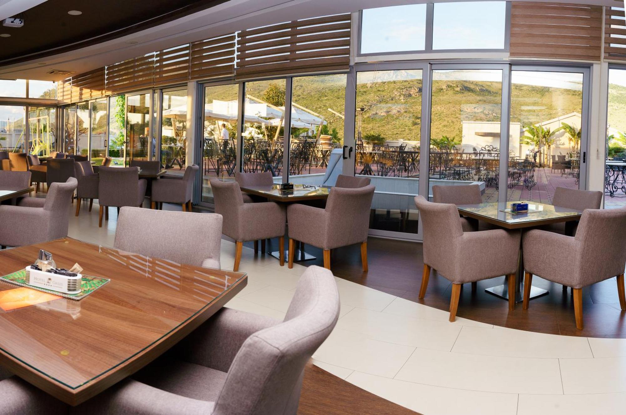 Hotel Oasis Podgorica Bagian luar foto
