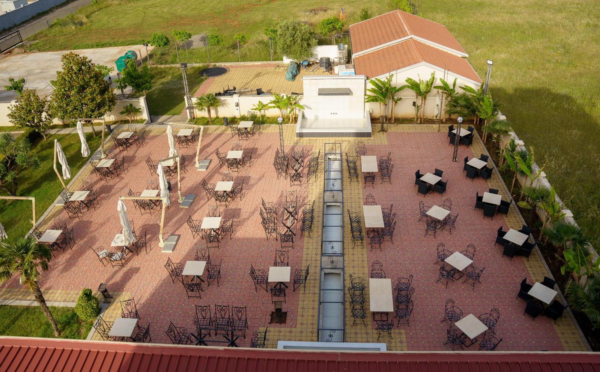 Hotel Oasis Podgorica Bagian luar foto