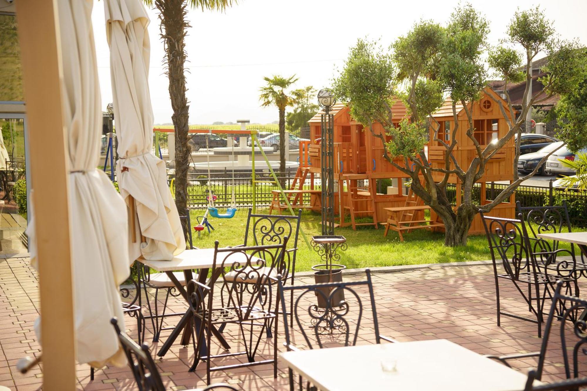 Hotel Oasis Podgorica Bagian luar foto