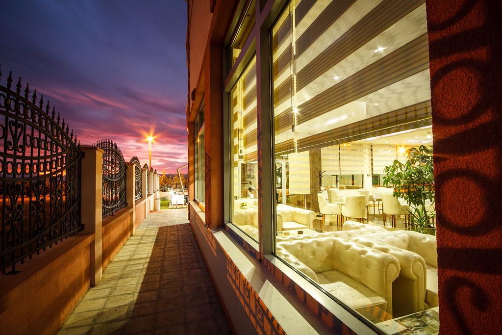 Hotel Oasis Podgorica Bagian luar foto