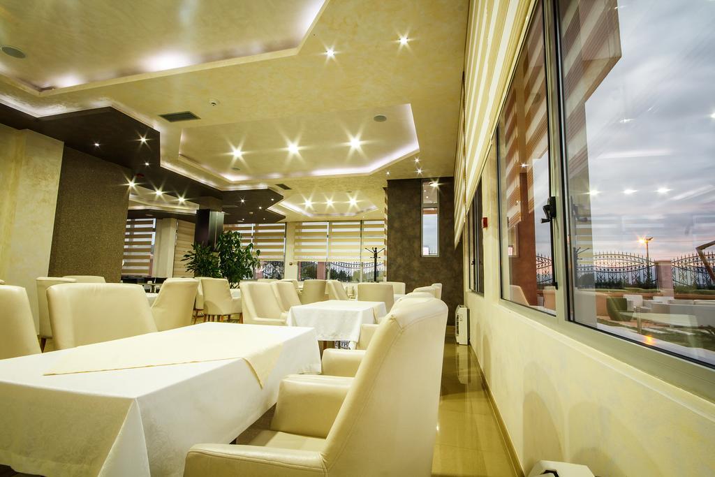 Hotel Oasis Podgorica Bagian luar foto