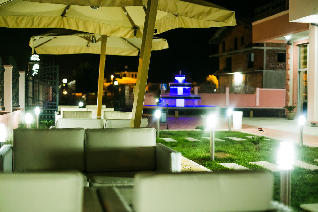 Hotel Oasis Podgorica Bagian luar foto