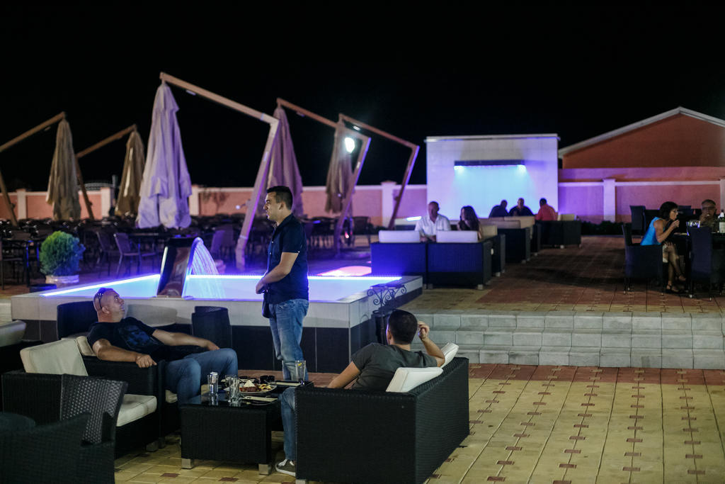 Hotel Oasis Podgorica Bagian luar foto