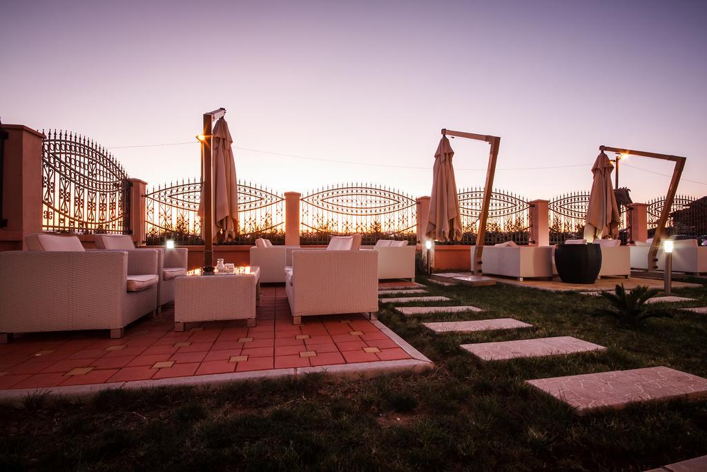 Hotel Oasis Podgorica Bagian luar foto